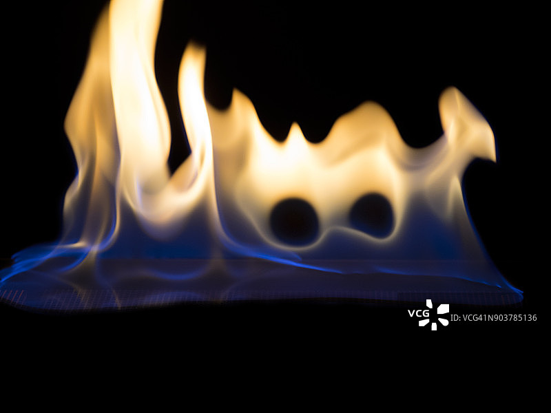 全框架的火焰和自然火，在一个黑色的背景。图片素材