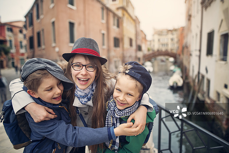 快乐的孩子观光威尼斯，意大利图片素材