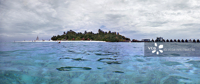 马尔代夫环礁上的阴天图片素材