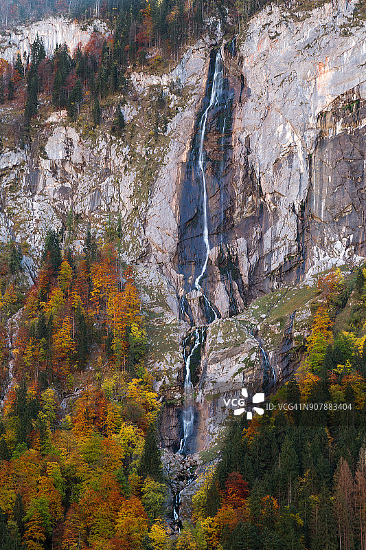 田园诗般的宁静的罗斯巴赫瀑布，秋天的彩色森林，巴伐利亚阿尔卑斯山的秋天风景图片素材