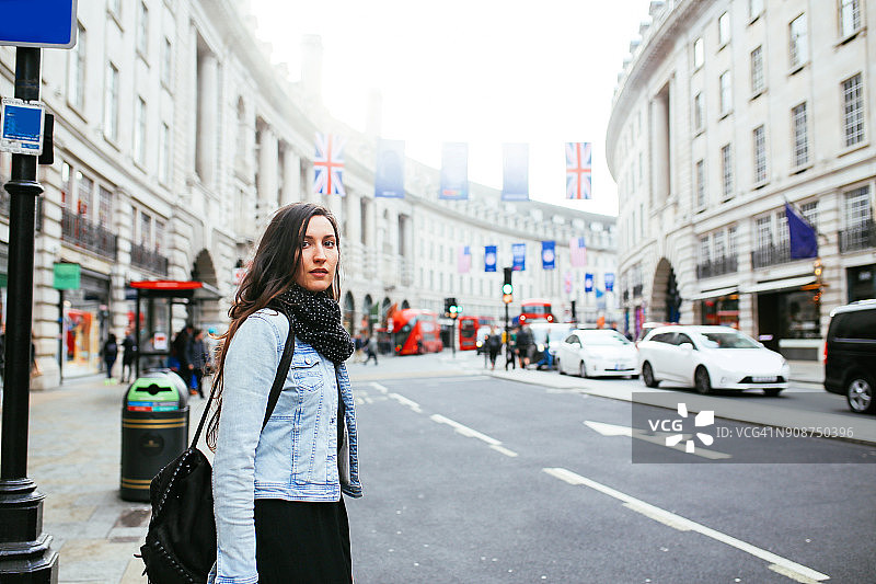 一个年轻女子走在伦敦的大街上图片素材