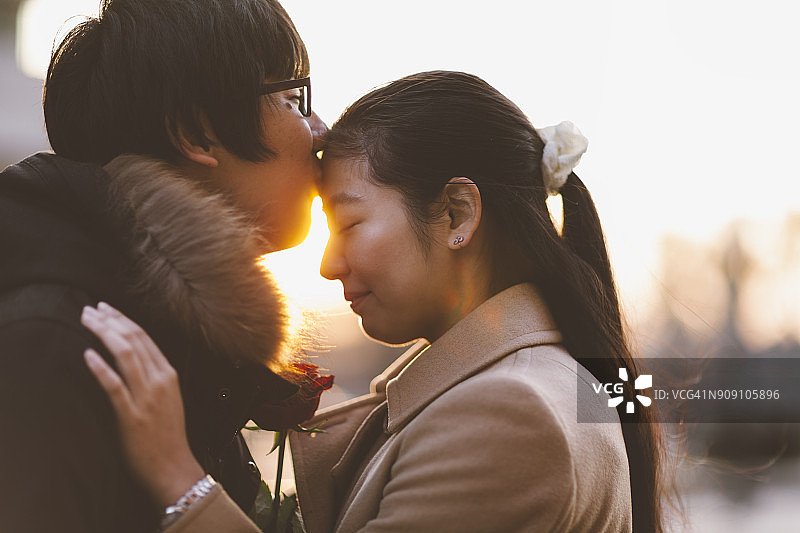 一对日本夫妇享受浪漫的日落图片素材