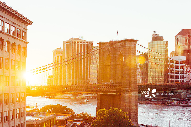 阳光穿过布鲁克林大桥，纽约市，美国图片素材