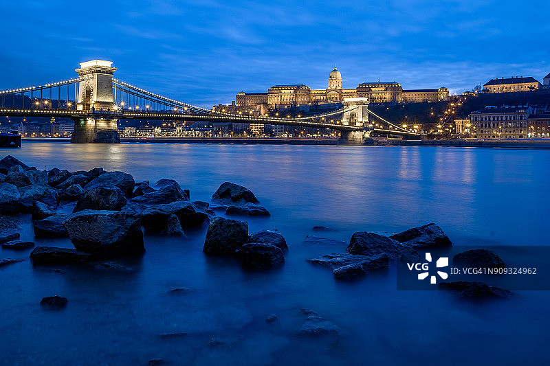 布达佩斯——暮光中的铁链桥和布达城堡图片素材