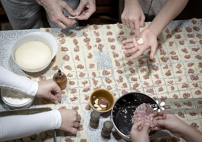 制作传统手工食物的家庭聚会图片素材