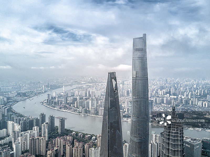 雾中的上海金融区图片素材