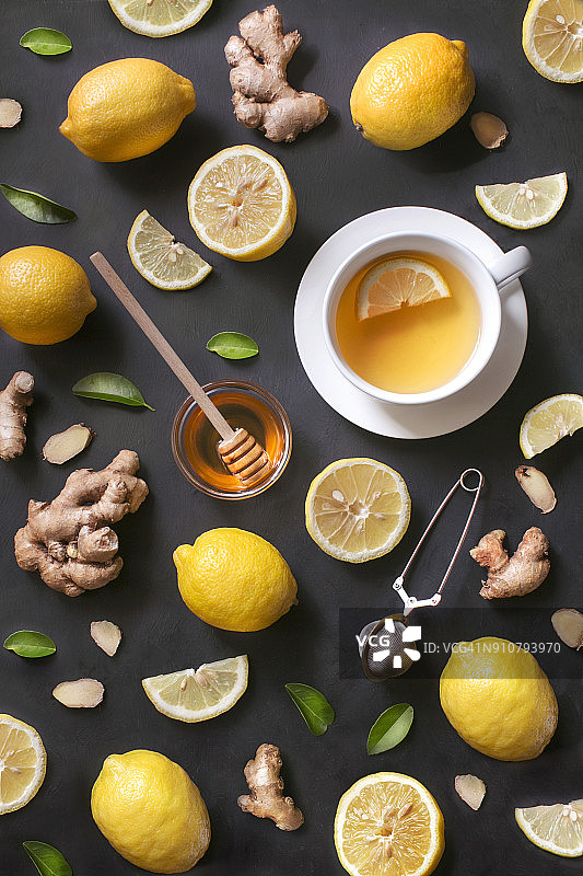 一杯柠檬姜蜂蜜茶在乡村木制的背景。图片素材