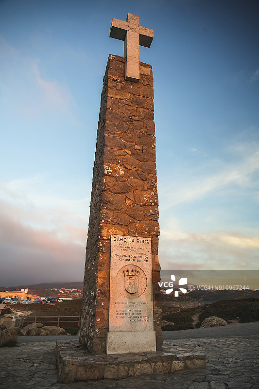 宣告卡波达罗卡是欧洲的尽头的纪念碑，葡萄牙辛特拉图片素材