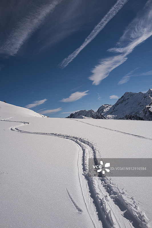 滑雪在新雪上留下的痕迹图片素材