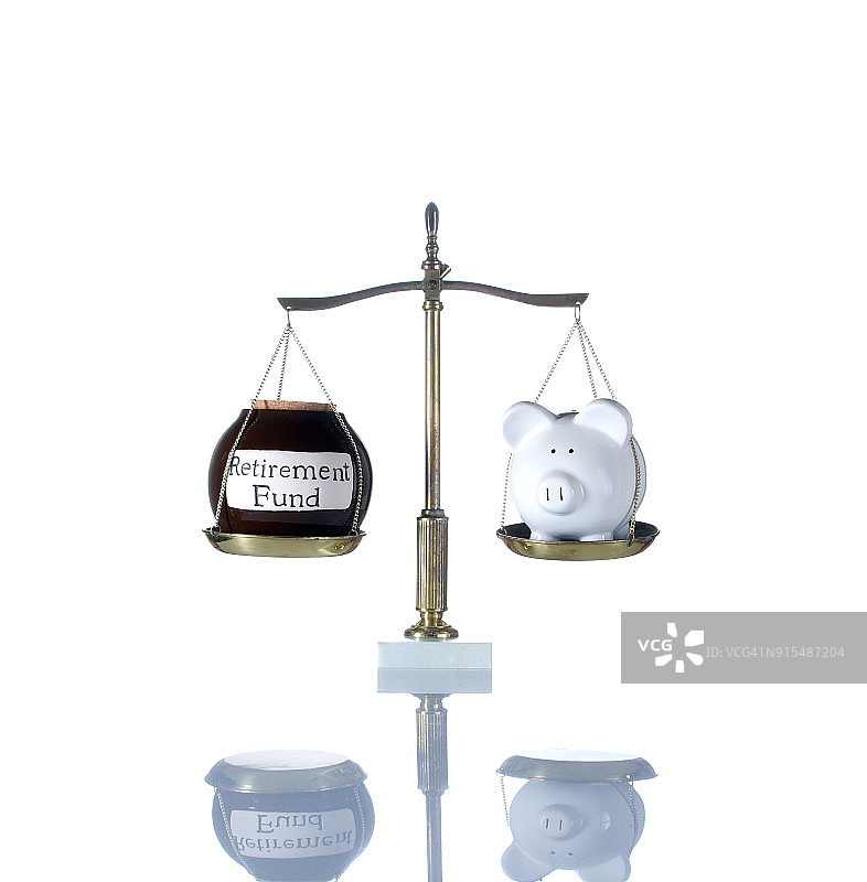 平衡退休和存钱罐的规模图片素材