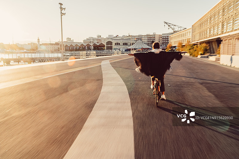 女孩骑着自行车探索瓦伦西亚图片素材