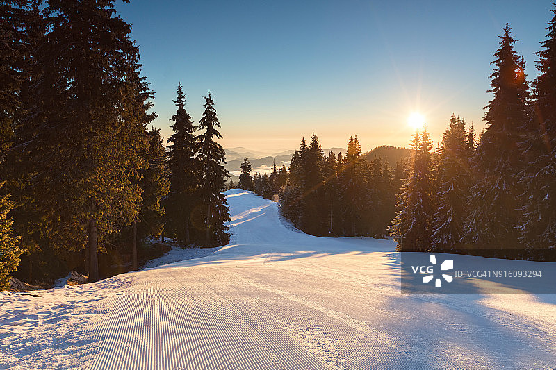 2018年2月，保加利亚罗多普山区Pamporovo:没有滑雪者的滑雪场图片素材