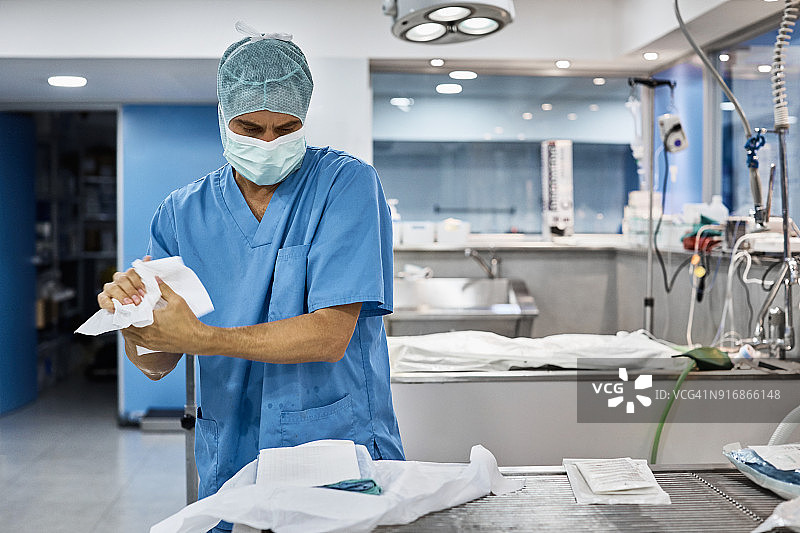 兽医在医院用纸巾擦手图片素材