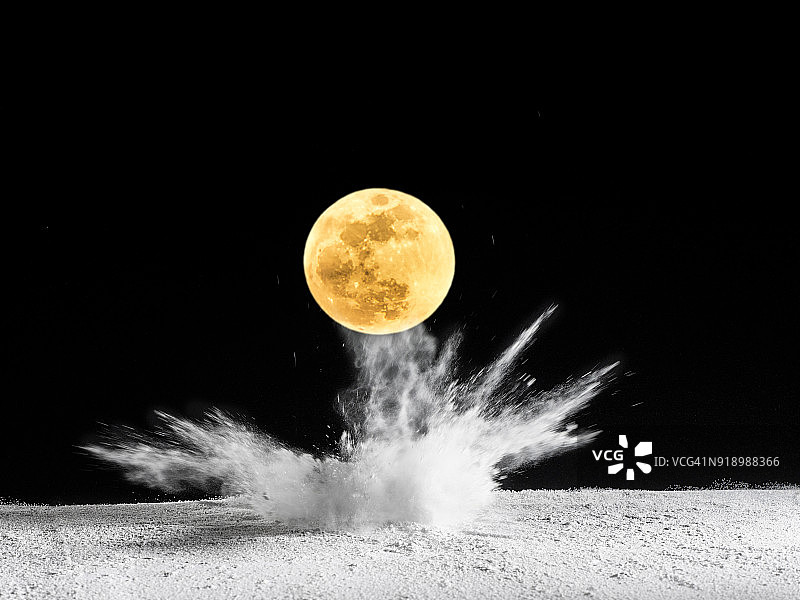 满月(超级月亮)对土壤的影响，产生爆炸和一个坑的粉末在黑色的背景。西班牙图片素材