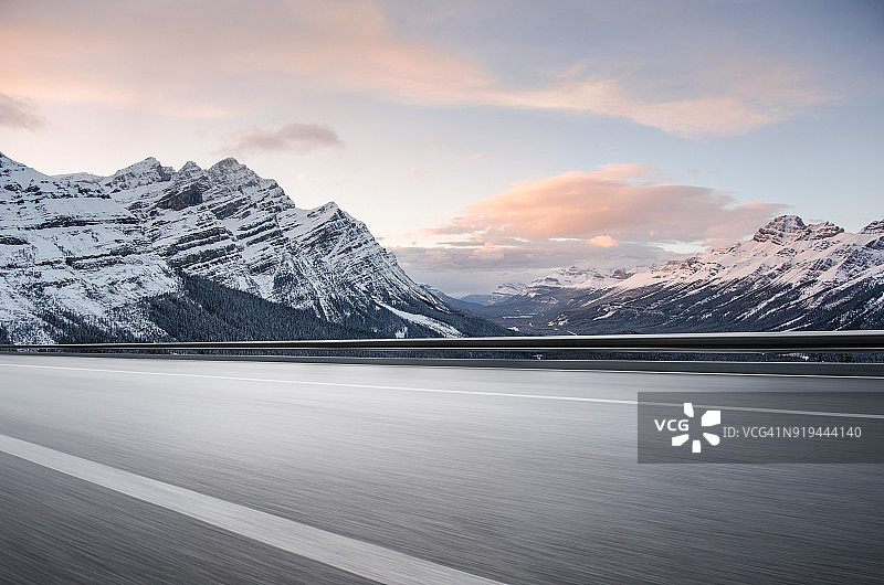 空旷的道路，白雪皑皑的山峦背景图片素材