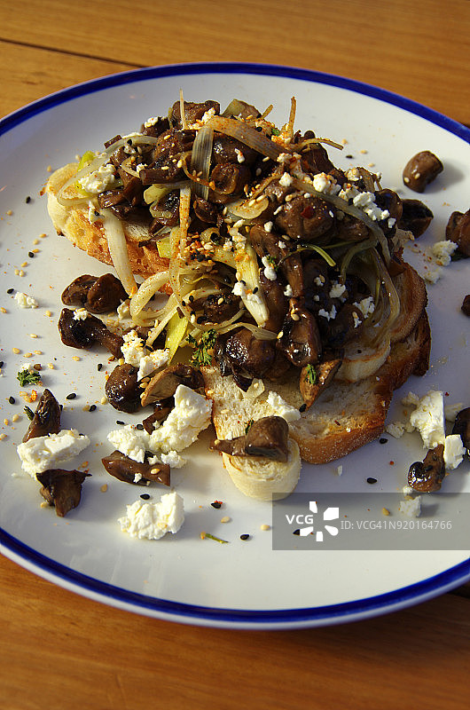 烤蘑菇，羊乳酪碎，togarashi辣椒香料烤酸面包图片素材