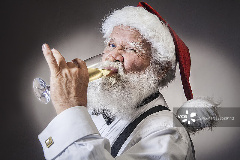 圣诞老人喝了一杯香槟庆祝图片素材