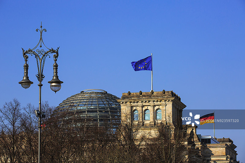 德国柏林的国会大厦，悬挂德国国旗和欧盟国旗(德国柏林)图片素材