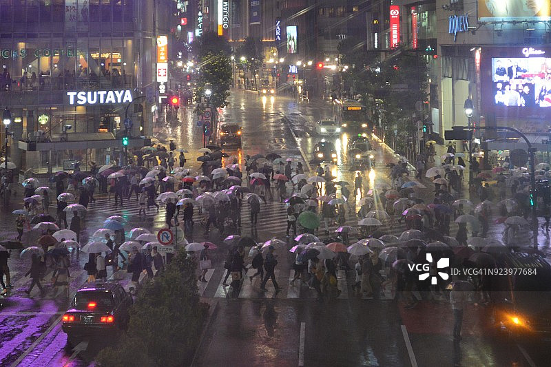 雨中日本通勤族图片素材
