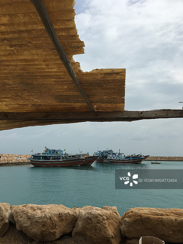 停靠在伊朗Qeshm码头的船只图片素材