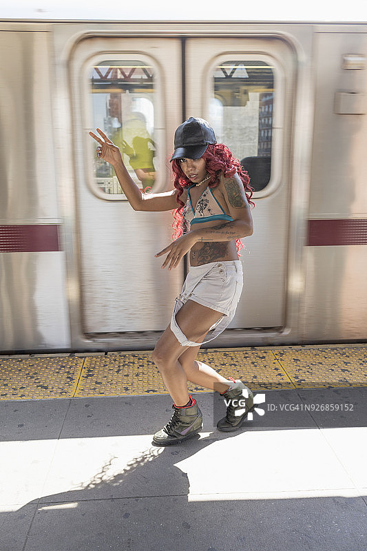 年轻的音乐家在地铁旁边跳舞图片素材