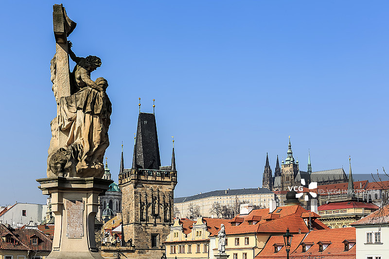 布拉格天际线-查理大桥的雕塑和城门，城堡(捷克共和国)图片素材