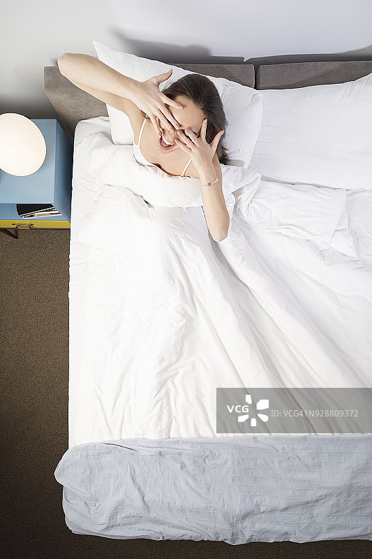 睡美人画像美丽的年轻女人在床上自然的生活方式图片素材