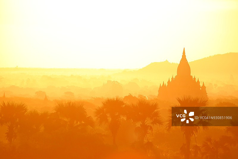 日落戏剧性的蓝色，橙色，黄色，红色的天空与佛教宝塔的剪影在蒲甘，曼德勒，缅甸图片素材