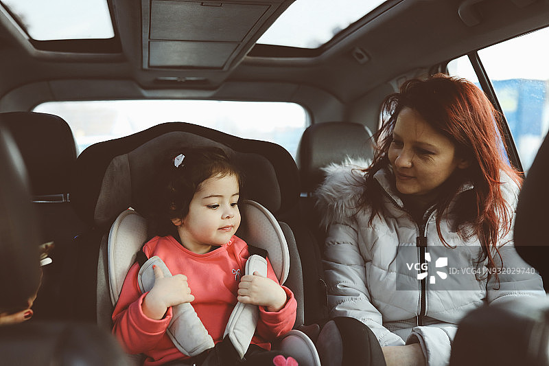 妈妈和小女儿坐在车后座上图片素材