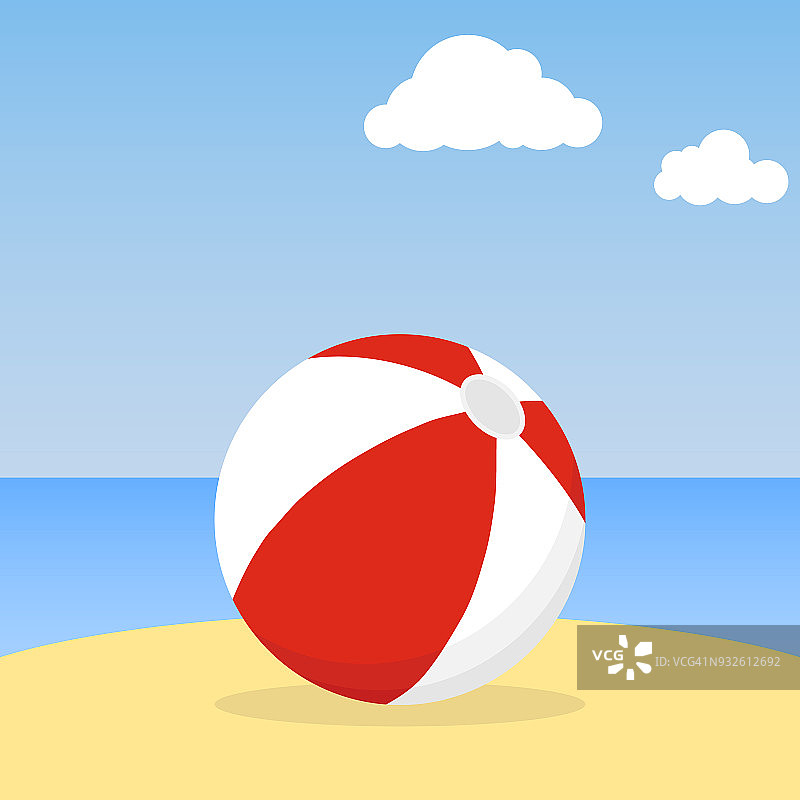 沙滩球躺在沙滩上。蓝天映衬下的沙滩球。图片素材
