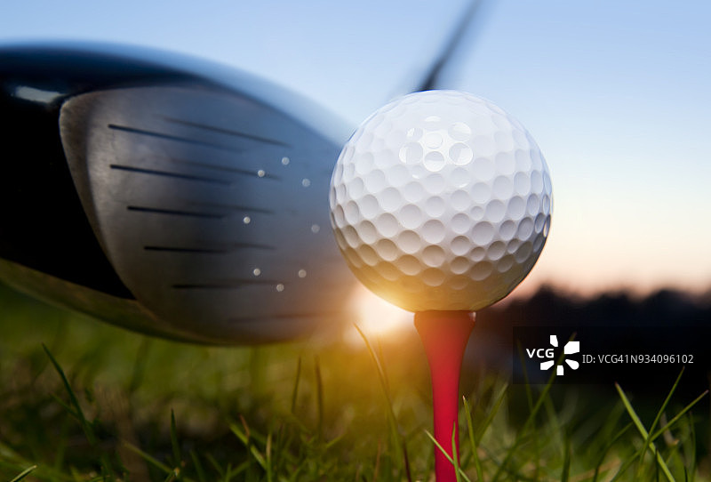 草地上的高尔夫球杆和球图片素材