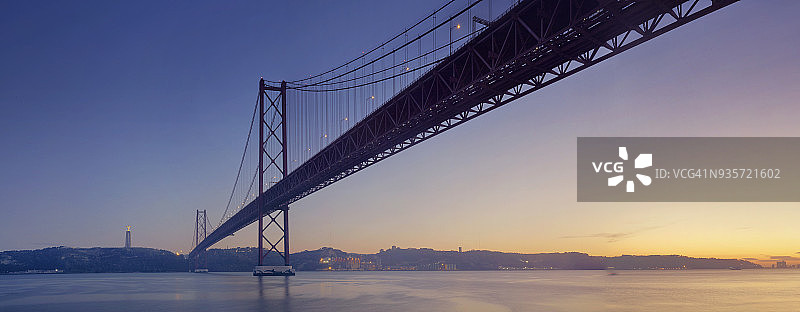 葡萄牙里斯本，日落时25号桥全景图片素材