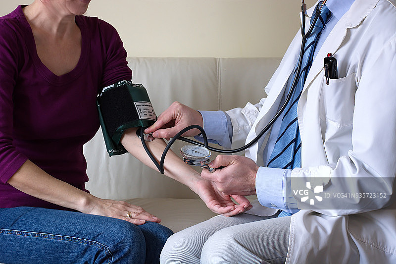 医生和病人一起测量血压图片素材