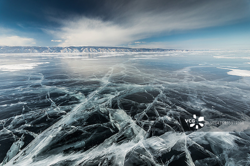 贝加尔湖冬天的冰和裂缝图片素材