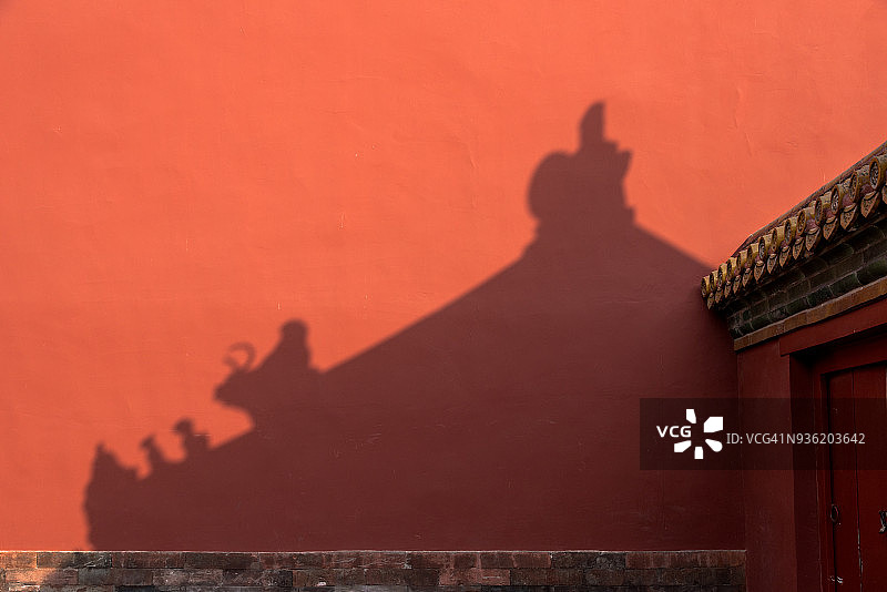 在一个阳光明媚的日子里，中国北京紫禁城的古建筑墙图片素材