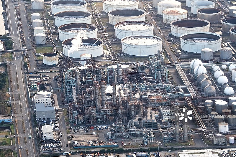 日本神奈川县川崎市工厂厂区白天从飞机上俯瞰图片素材