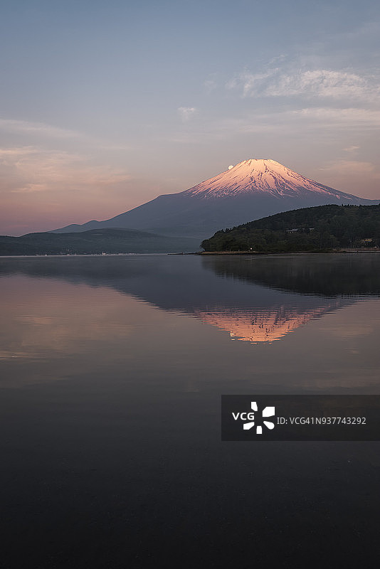 富士山和早晨的满月映在山中湖中图片素材