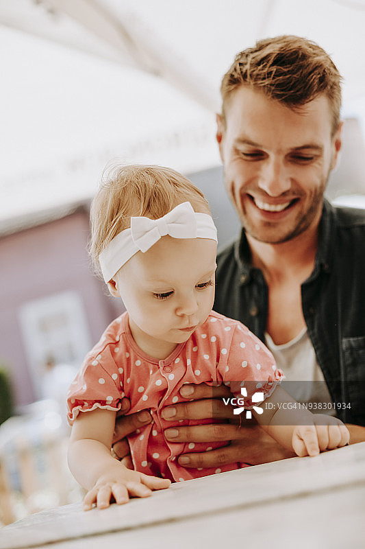 微笑的父亲和小女儿图片素材