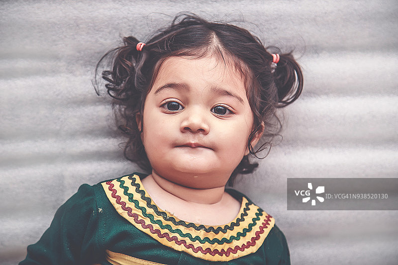 可爱的小印度女孩肖像，孤立在白色的背景图片素材