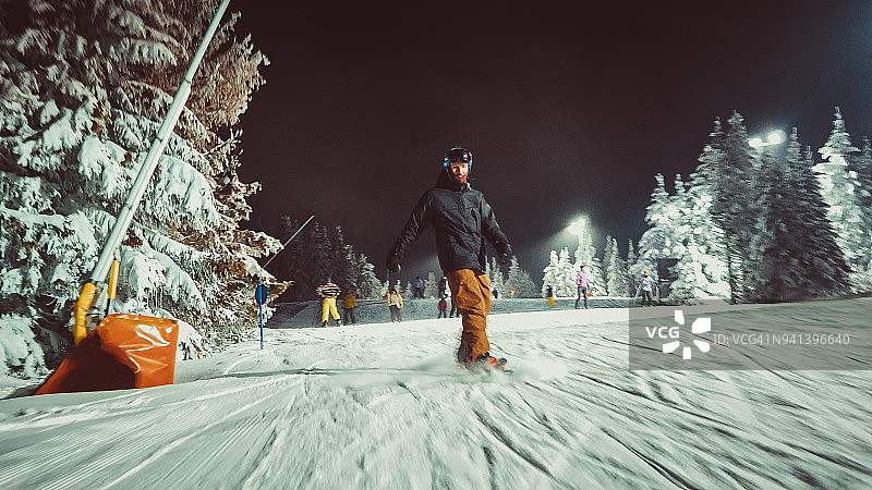 极限滑雪板深夜骑行图片素材
