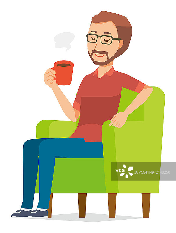 一个戴眼镜的大胡子男人正坐在沙发上喝咖啡图片素材