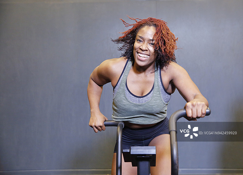 一个非裔美国女人在健身房锻炼图片素材