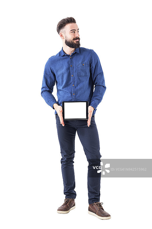 自信成功的胡子商人拿着空白空白屏幕的平板电脑图片素材