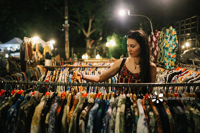 年轻女子旅行者浏览在曼谷街头市场的商店图片素材