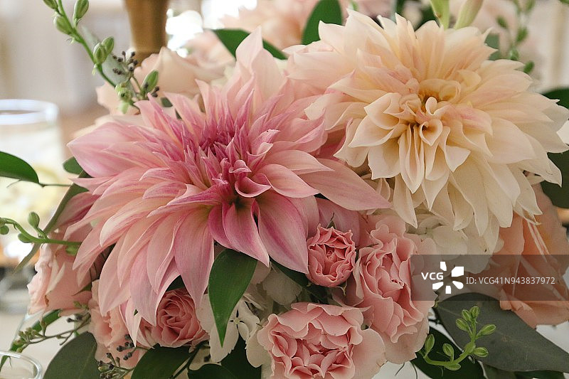 优雅的花卉安排是为一个美丽的夏季婚礼图片素材