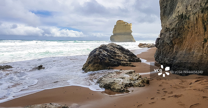 十二使徒站在吉布森台阶的海滩上，大洋路，澳大利亚图片素材