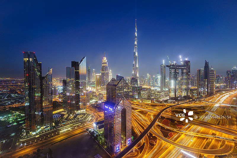 迪拜天际线与哈利法塔和公路交汇处的夜晚图片素材