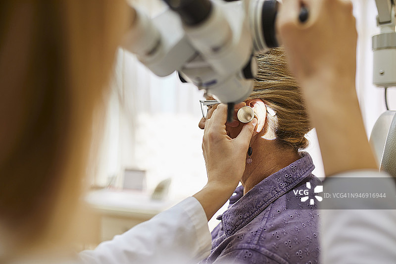 耳鼻喉科医生检查一位老年妇女的耳朵图片素材
