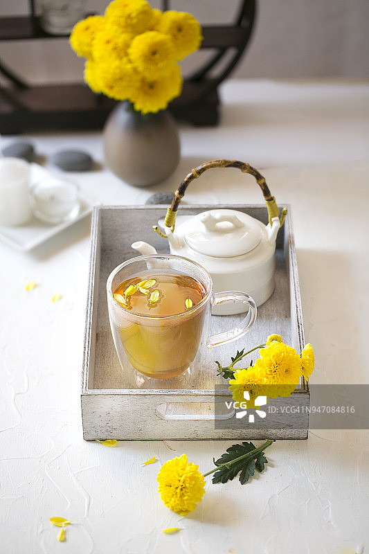 中国茶和点心桌上的照片。图片素材
