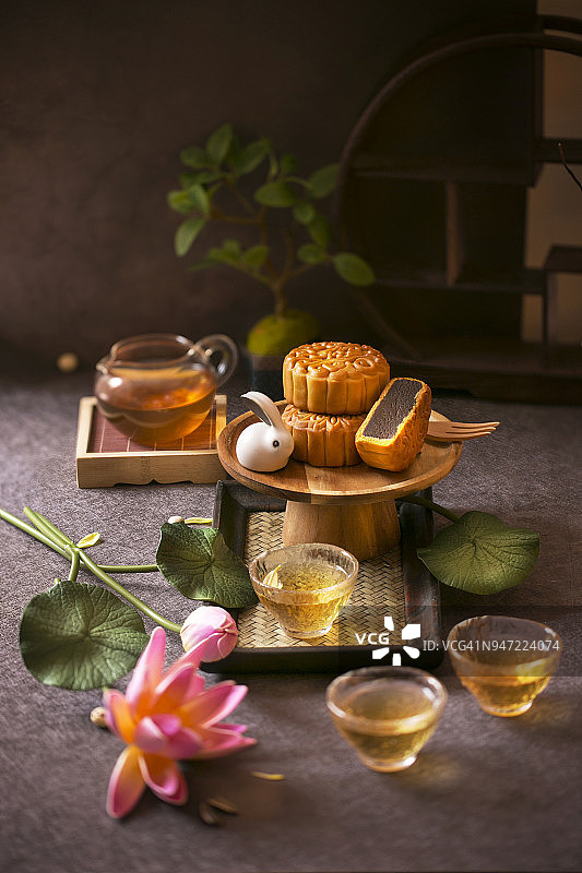 东亚风格的玻璃茶杯和月饼在穆迪的背景。图片素材